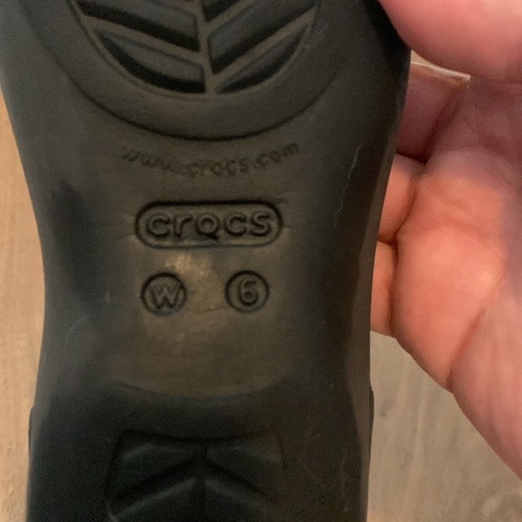 Crocs Women’s Slip Ons- Size W6- Black- GREAT CONDITION! - Picture 2 of 5